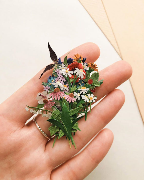 Miniramo de flores de papel de la artista Tania Lissova con margaritas de varios colores