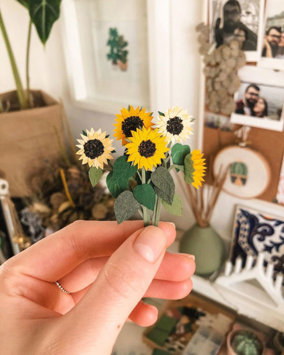 Miniramo de flores de papel de la artista Tania Lissova con girasoles amarillos