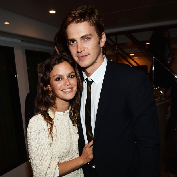Rachel Bilson y Hayden Christensen abrazados en una cena de gala 