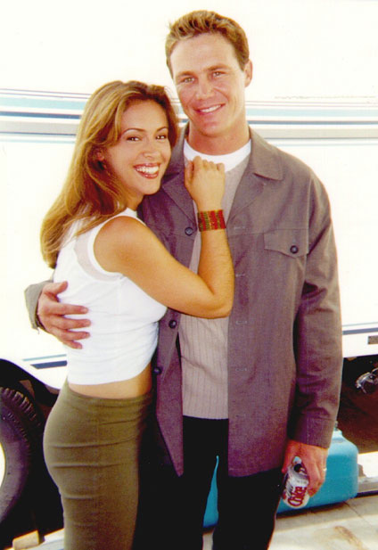 Alyssa Milano y Brian Krause abrazados para una fotografía casual