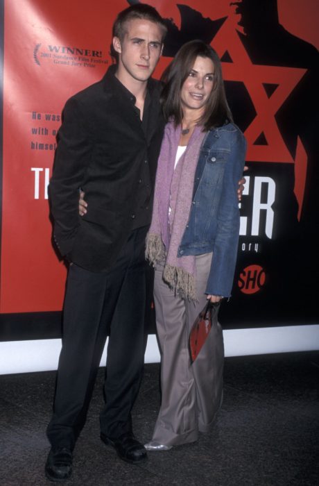 Ryan Gosling y Sandra Bullock en la premier de una película