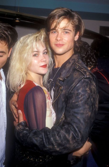 Brad Pitt y Christina Applegate abrazados