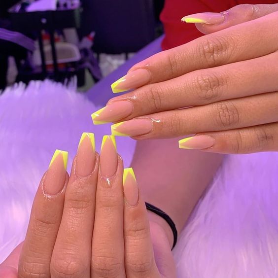Uñas coffin con punta verde neón