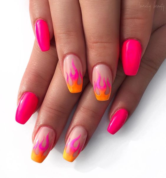 Uñas con llamas tono rosa neón