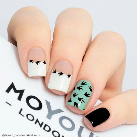 Manicura de color menta con blanco y negro con diseño de aves