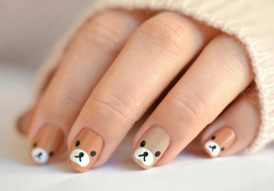 Manicura en tonos café con decoración de osos
