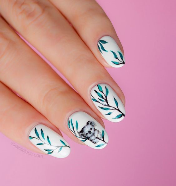 Manicura en fondo blanco con un koala y hojas de bambú en tonos verdes