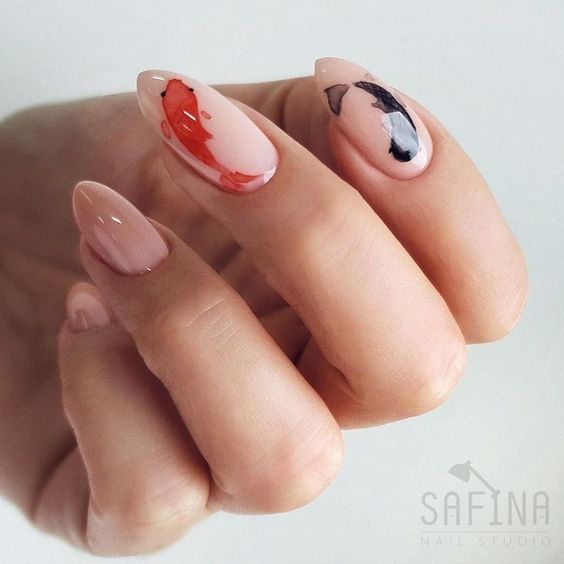 Manicura en tonos naturales con figuras de peces koi