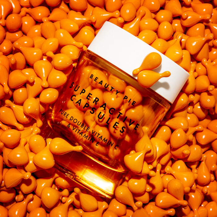 Frasco con cápsulas de vitamina C