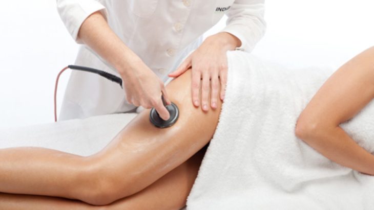 Chica recibiendo tratamiento para la celulitis en sus piernas