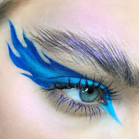 Delineado azul en forma de flama