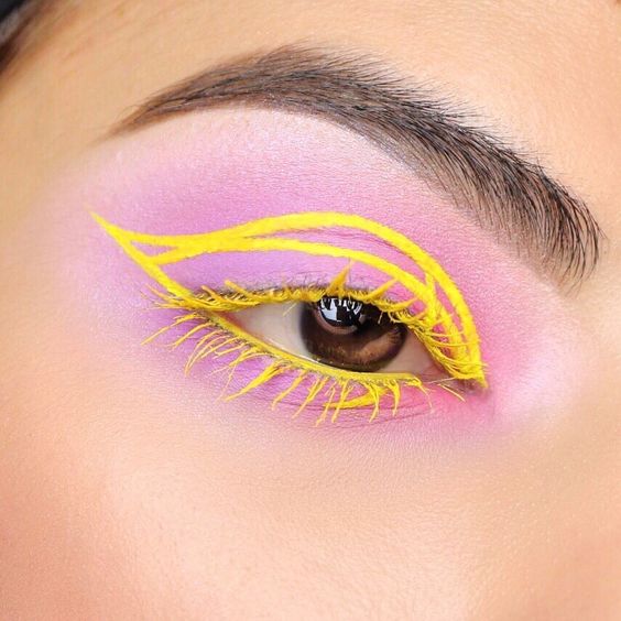 Delineado amarillo con sombra rosa