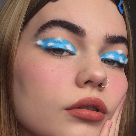 Delineado en forma de cielo azul con nubes