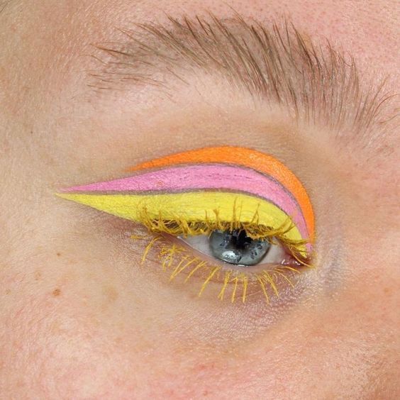 Delineado tricolor en amarillo, rosa y naranja