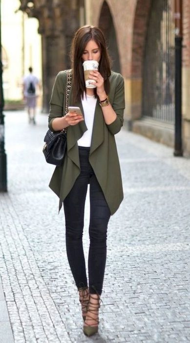 Mujer con jeans, blusa blanca y cardigan color verde militar