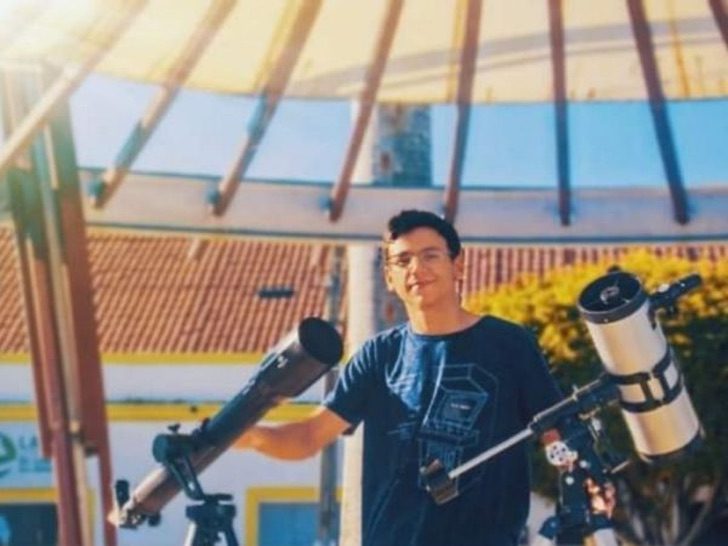 Arthur junto a sus telescopios 