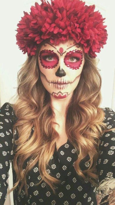 Maquillaje de catrina en tonos vino, blanco y negro con corona de flores en color vino