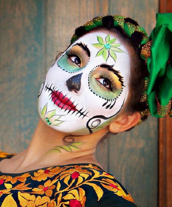 Maquillaje de catrina de rostro completo en tonos verdes y labios rojos, con recogido de Adelitay listones verdes