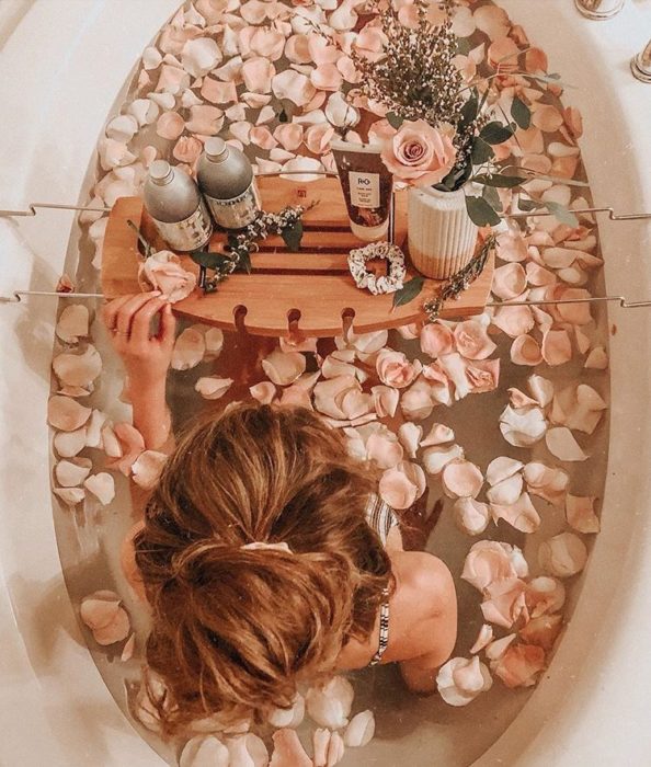 Chica en la tina relajándose