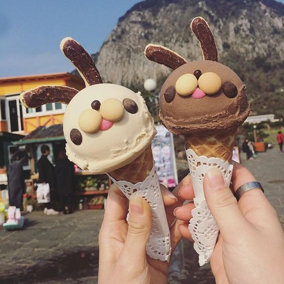 Helados de chocolate y vainilla decorados con orejas de perros hechas con galletas