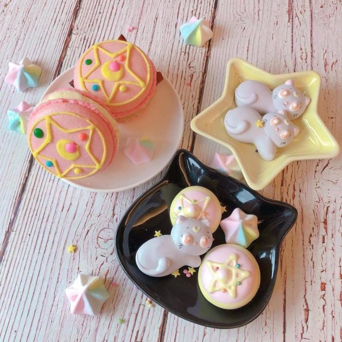 Galletas y merengues de colores pastel en forma del prisma lunar de Sailor Moon