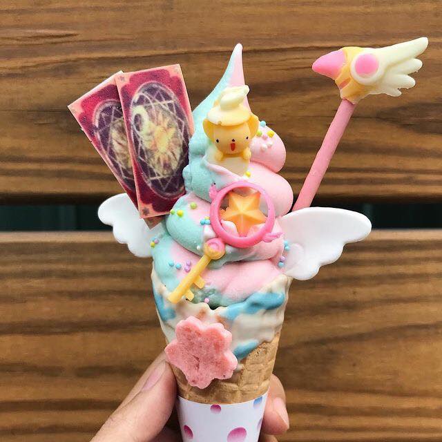 Helado de fresa y chicle decorado como el bastón de Sakura Card Captors