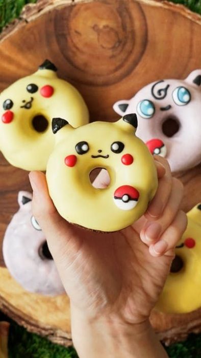 Donas decoradas con temática de Pokémon