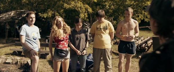 Escena de la película Nadie duerme en el bosque esta noche, jóvenes en un campamento