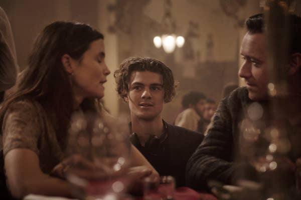 Escena de la película Cadáver, familia sentada alrededor de una mesa