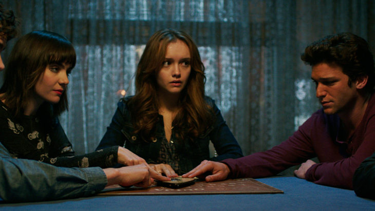 Escena de la película Ouija, grupo de chicas sentadas alrededor de una mesa