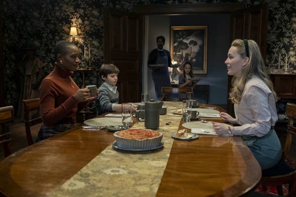Escena de la serie La maldición de Bly Manor, familia sentada en un comedor