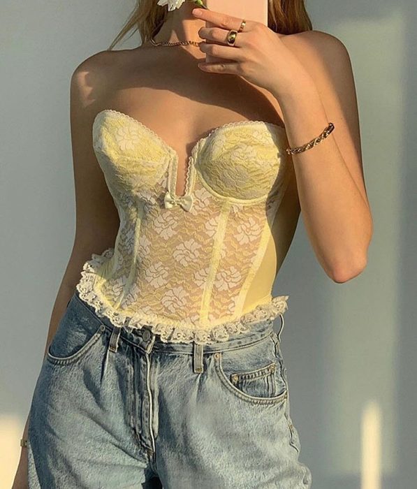 chica usando bustier con encaje y escote profundo