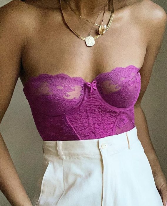 chica con bustier color fucsia y pantalón de vestir high waist color blanco