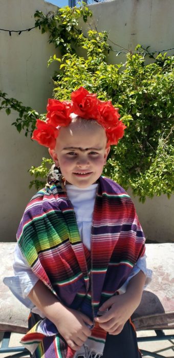 Niño vestido como Frida Kahlo