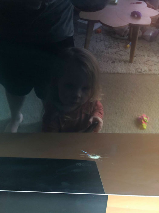 Niña que rompió la televisión de la sala
