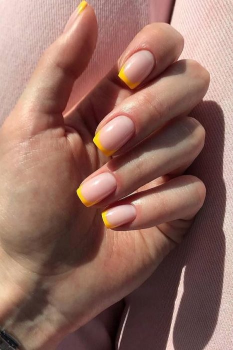Diseño de manicura en uñas cortas en fondo nude y francés en color amarillo