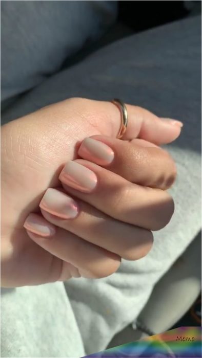 Diseño de manicura en uñas cortas en fondo nude con toques tornasol