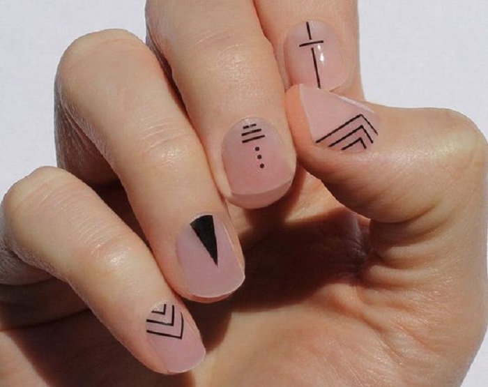 Diseño de manicura en uñas cortas en fondo transparente y con diseño tribal