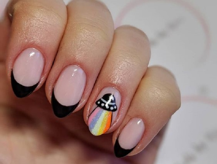 Diseño de manicura en uñas cortas en francés negro con un ovni