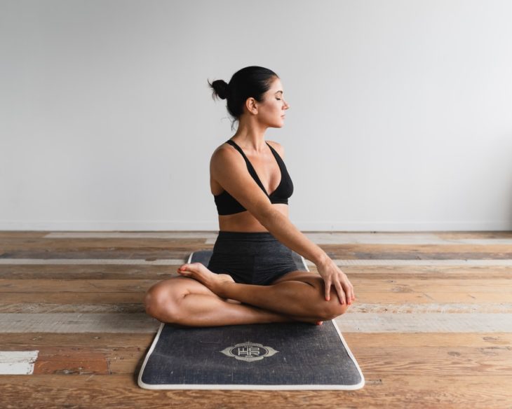 Chica realizando yoga