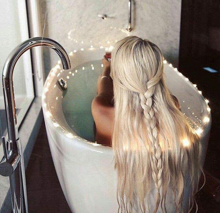 Chica tomando una ducha caliente