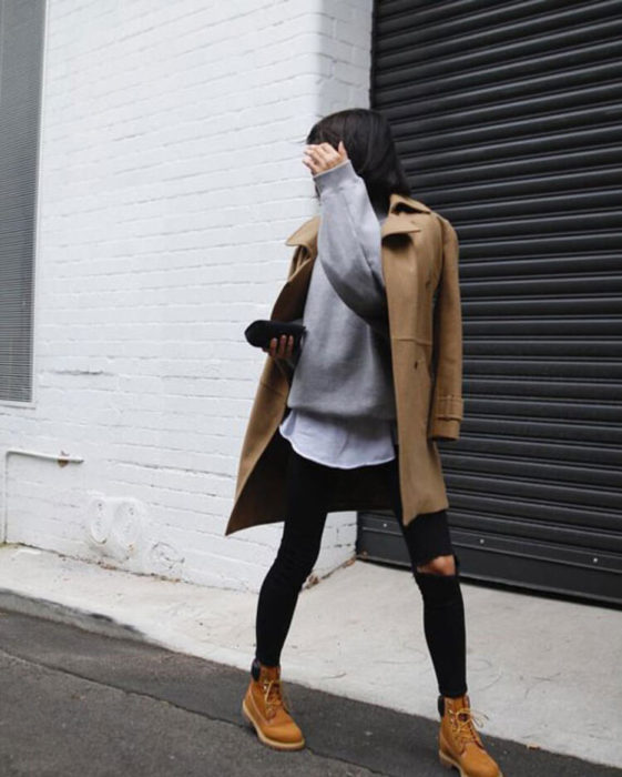 Chica usando unas botas timberland de color camel