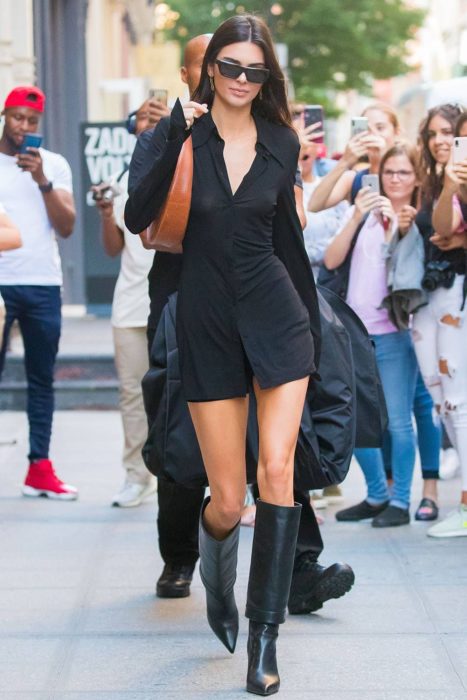 Kendall Jenner caminando por la calle con un outfit negro