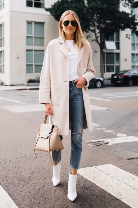 Chica caminando con botines blancos