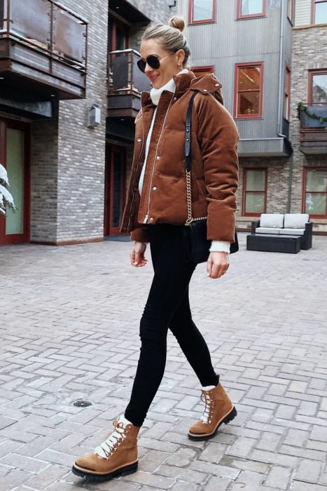 Chica usando un atuendo con jeans y botas timberland marrones