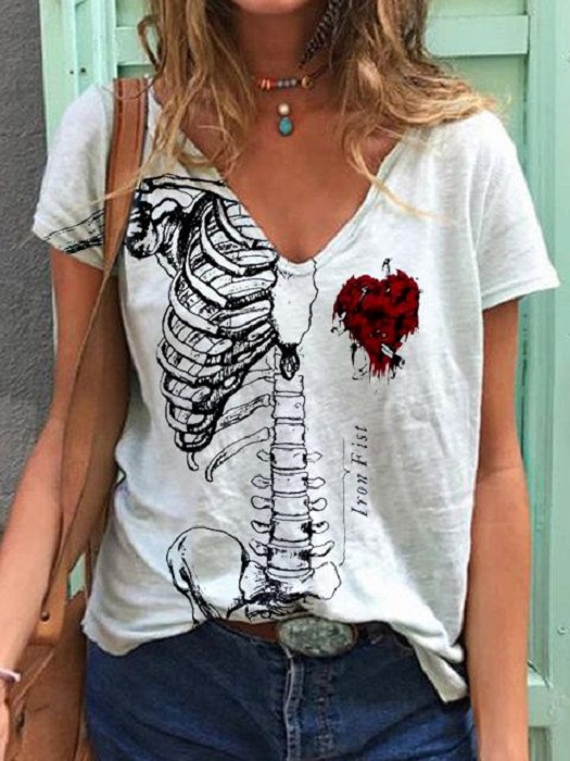 Blusa inspirada en Día de muertos, color blanco de manga corta y escote en V, con estampado de medio esqueleto y un corazón