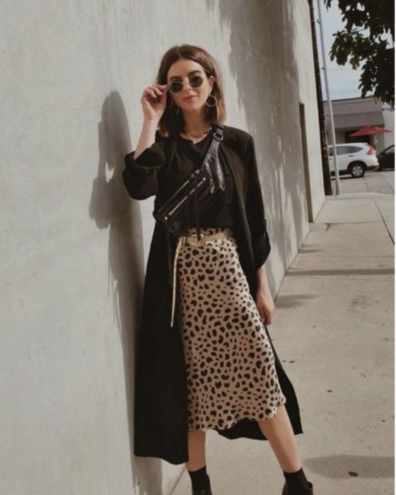 Chica usando una falda midi con estampado animal print con una blusa negra