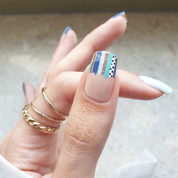Nail art serpentina en tonos azules y blancos