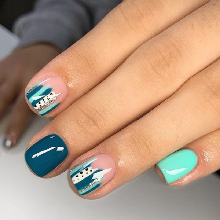 Nail art serpentina en tonos verdes, azules y menta