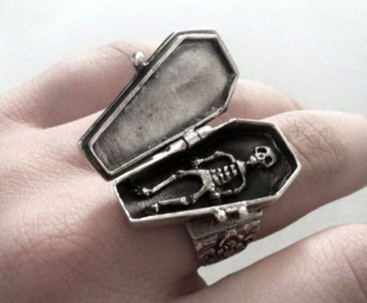 Accesorio inspirado en Halloween de un anillo con un ataúd con un esqueleto dentro